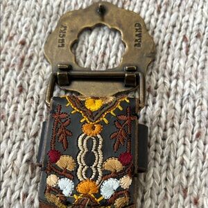 Vintage Lucky Brand embroidered women’s belt with low shine gold buckle.